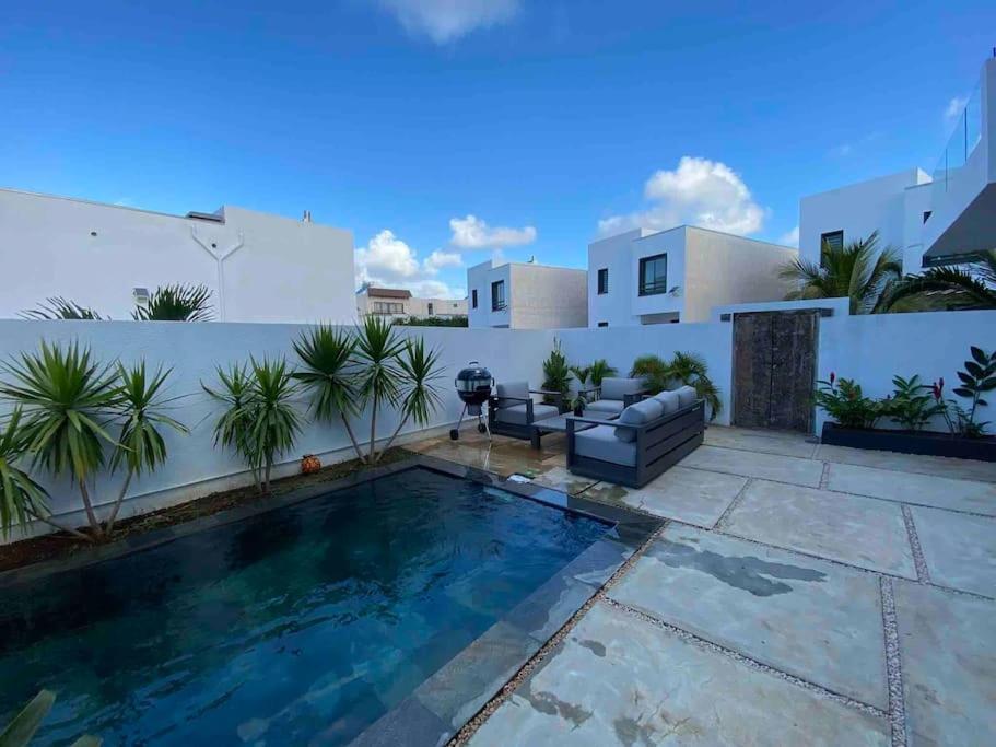 Magnifique Villa Avec Piscine กรองด์เบย์ ภายนอก รูปภาพ