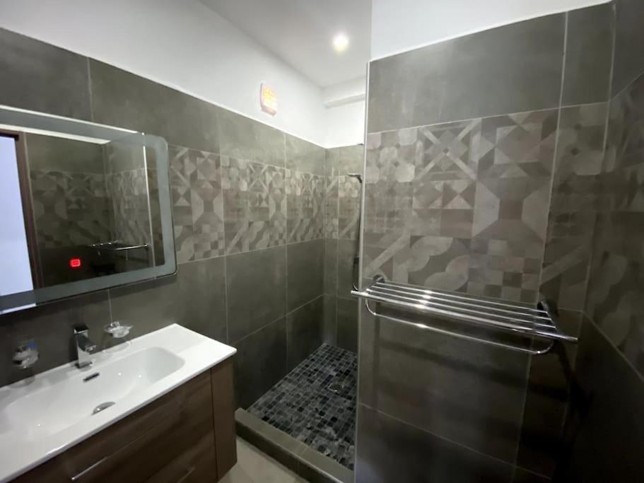 Magnifique Villa Avec Piscine กรองด์เบย์ ภายนอก รูปภาพ